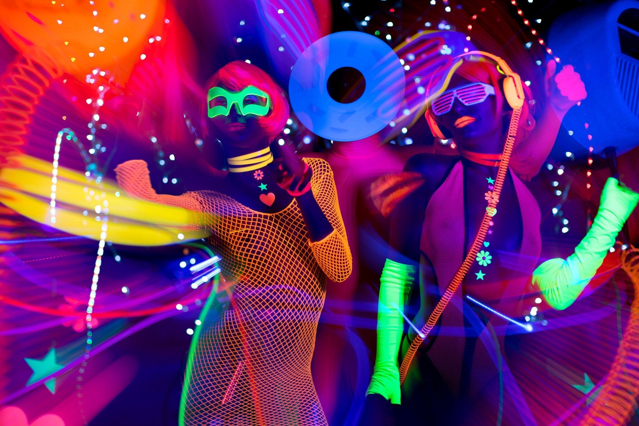Neon party outfit met fluorescerende kleding en accessoires