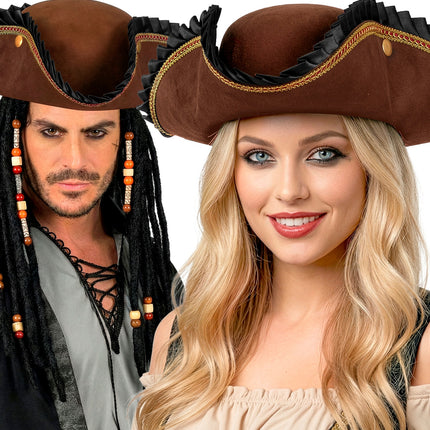 Driekantige piratenhoed bruin gedragen door dame en heer op een verkleedfeest