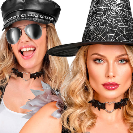 Choker met vleermuisvleugels gedragen bij heksenhoed en bikerpet voor Halloween
