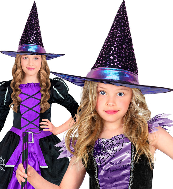Twee meisjes met heksenhoed met sterren en maan op een zwart-paarse heksenjurk voor Halloween