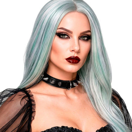Met spikes choker close-up – accessoires