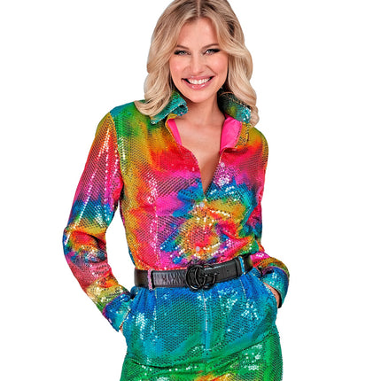 Tie dye discoshirt dames gedragen - kleurrijk glittershirt foute party