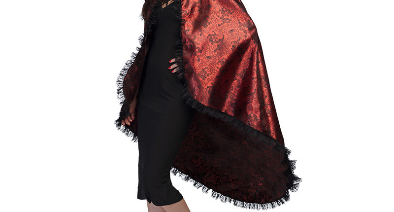 Cape Blood lady in rood met zwart barokdessin en kanten ruche, gedragen over een zwarte jurk