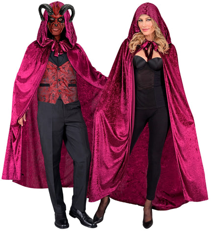 Bordeaux fluwelen cape met kap gedragen door dame en heer, lang wijnrood velours voor Halloween