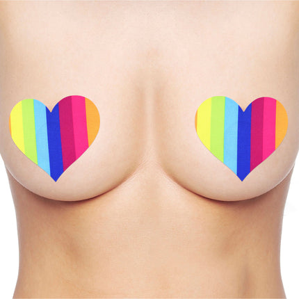 2 tepelstickers hartvorm regenboog met verticale kleurbanen, vooraanzicht op de huid