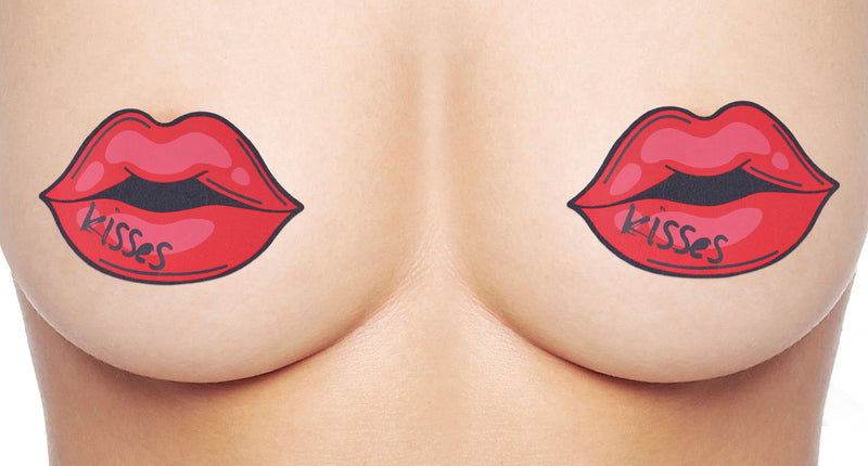 2 tepelstickers rode lippen met kisses-opdruk en zwarte contourlijn, vooraanzicht op de huid