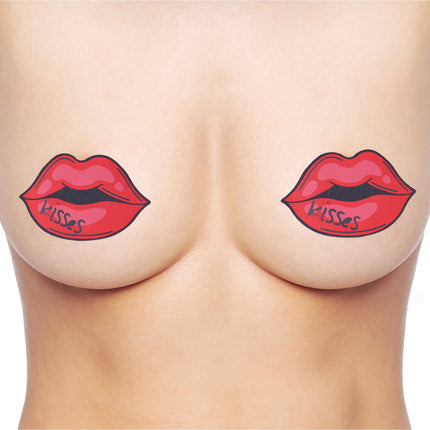 2 tepelstickers rode lippen met kisses-opdruk en zwarte contourlijn, vooraanzicht op de huid