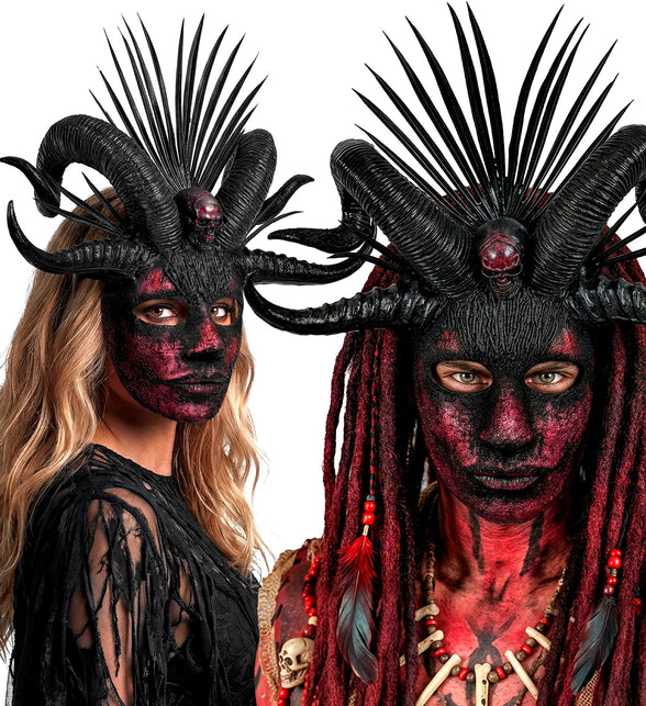 Voodoo masker priester gedragen door dame en heer op een Halloweenfeest
