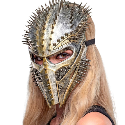 Alien masker predator met studs zijaanzicht op model, zwart elastiek achter het hoofd