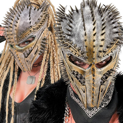 Alien masker predator met studs gedragen, ooguitsparingen en goudkleurige reliëflijnen zichtbaar