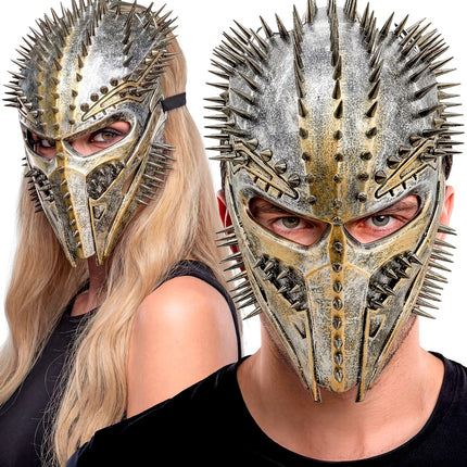 Alien masker predator met studs gedragen door dame en heer op een Halloweenfeest