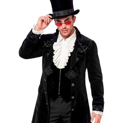 Rouchejabot van het witte herenshirt onder een zwarte jas, vampierlook voor Halloween