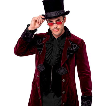 Jabot shirt zwart gedragen onder een bordeauxrode gothic jas voor een vampierlook