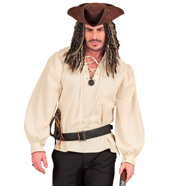 Piratenhemd beige los over de broek met brede zwarte riem en driekantige hoed voor een piratenlook
