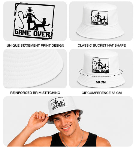 Detail van de game over-opdruk en de doorgestikte rand van de witte bucket hoed, hoofdomtrek 58 cm