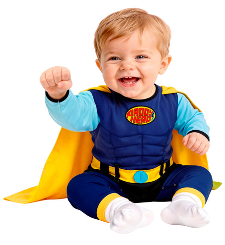 Babysuperheldenpak zittend gedragen, gele cape en geel tailleband met blauwe gesp