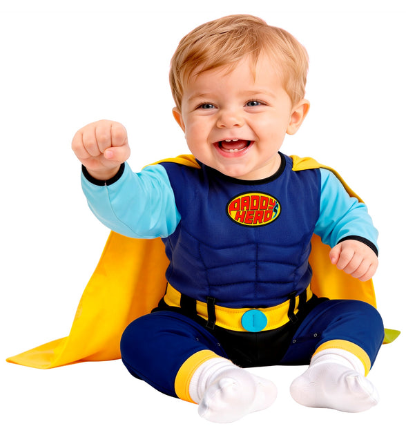 Babysuperheldenpak zittend gedragen, gele cape en geel tailleband met blauwe gesp