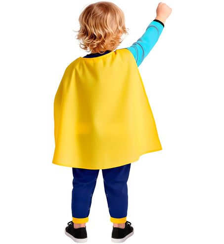 Achterkant van het babysuperheldenpak met lange gele cape over de rug