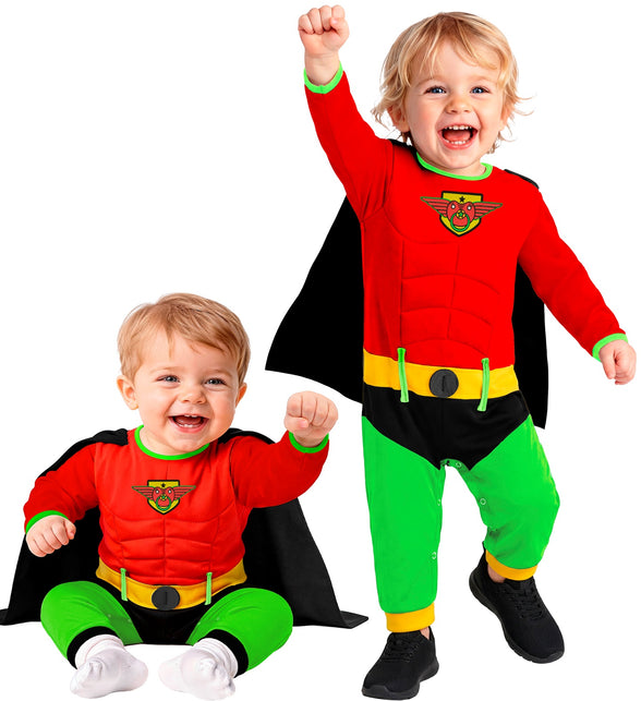 Superheldenpak baby rood met spierprint, gele riem, groene broek en zwarte cape voor een verkleedfeest