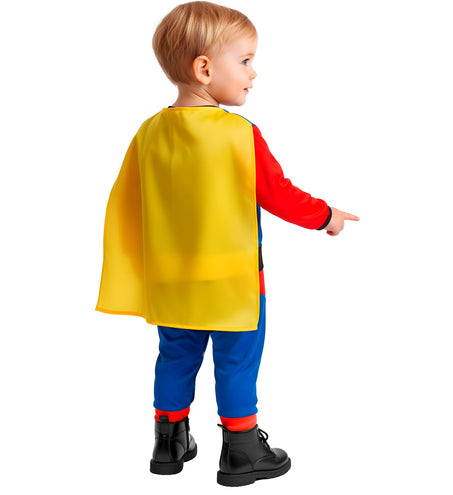 Achterkant superheld babypakje met lange gele cape en blauwe broek met rode boorden
