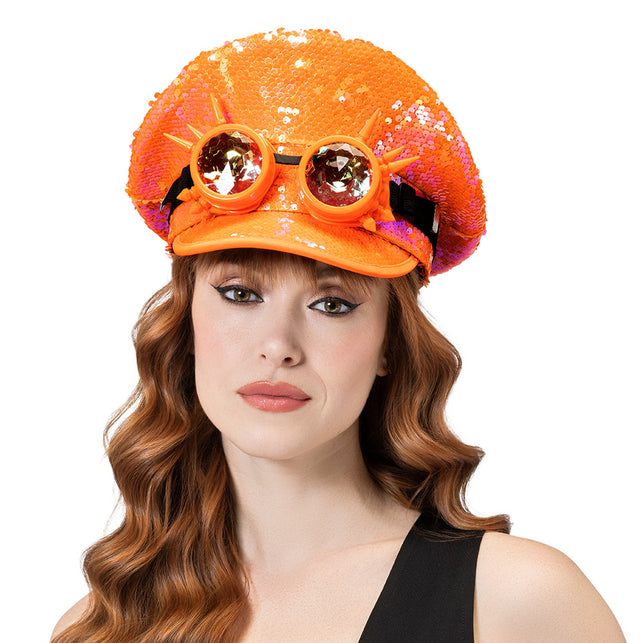 Pet Cosmic neonoranje met pailletten en spikebril op de band, gedragen door een vrouw voor Koningsdag