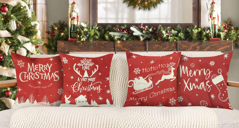 4 Kussenslopen Kerstmis in rood met witte print op een bank met kerstboom en krans tijdens Kerst