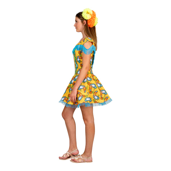 Hawaiiaanse jurk Marit met toekan print gedragen door model – feestkleding