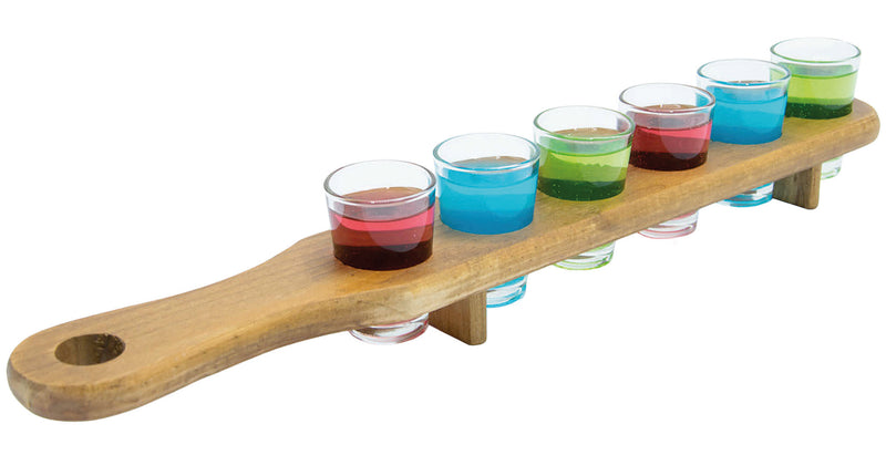 6 shotglaasjes in tray: zes doorzichtige glaasjes op een rij in een bruine serveerplank met handvat en rond gat