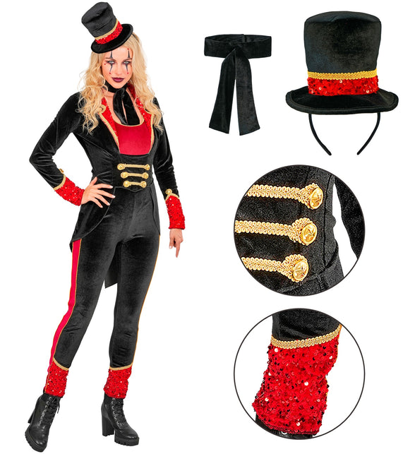 Circusdirecteur jumpsuit dames met losse strikdas, hoge hoed op diadeem en detail van gouden knopen