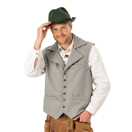 Grijs tiroler gilet Bert met borstzakje en twee zakklepjes, gedragen over witte blouse