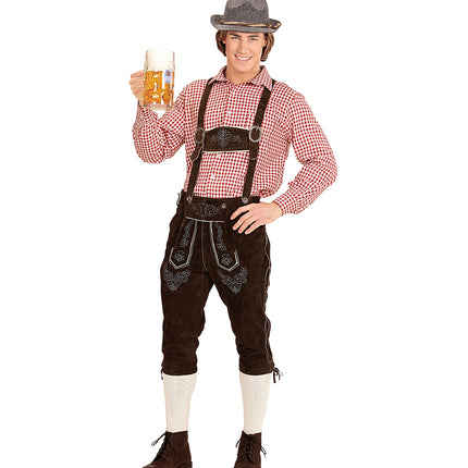 Beiers shirt rood onder bretels van een lederhose tijdens Oktoberfest