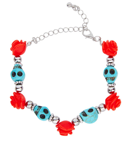Armband met schedels en rozen met turquoiseblauwe doodskopjes, rode roosjes en zilveren kraaltjes