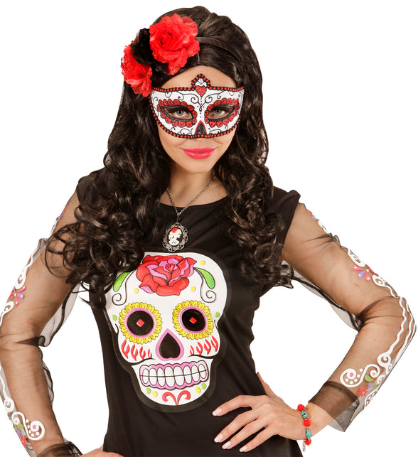 Armband met schedels en rozen gedragen bij een Dag van de Doden-look met sugar skull masker