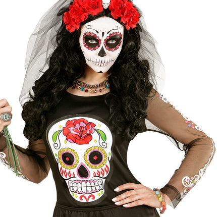 Kleurrijk doodskopjesarmbandje gedragen bij een sugar skull-look met schmink voor Halloween