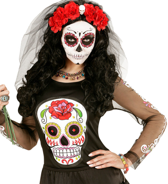 Kleurrijk doodskopjesarmbandje gedragen bij een sugar skull-look met schmink voor Halloween