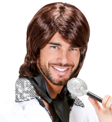 Benny Anders popster pruik in donkerbruin met zijscheiding, gedragen door man met microfoon