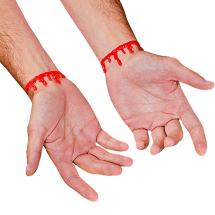 Armband bloeddruppels om de pols gedragen, met rode druppels die naar beneden lopen