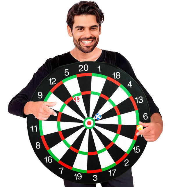 Dartbord kostuum op zwart shirt gedragen, met rode bull en ballen in het bord