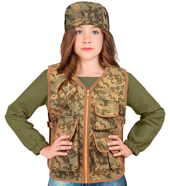 Meisje draagt camouflage tactisch gilet met klepzakken over olijfgroen shirt