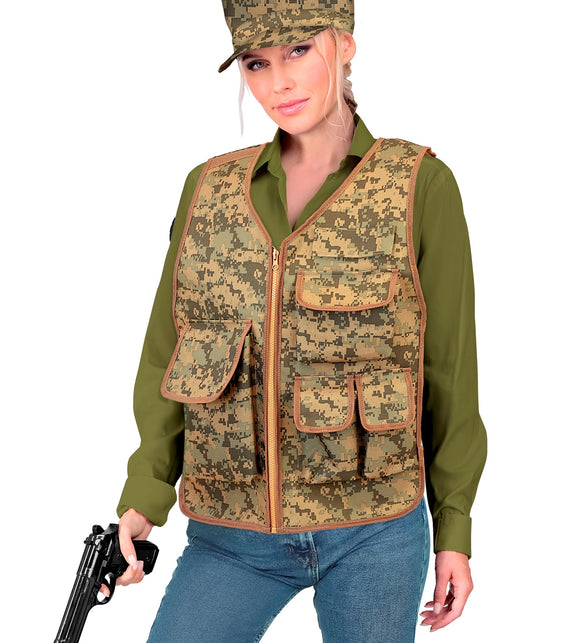 Camouflage tactisch gilet dames met legerpet en groene blouse, legeroutfit