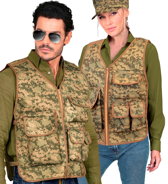 Camouflage tactisch gilet met rits en zakken, gedragen door man en vrouw over groen shirt
