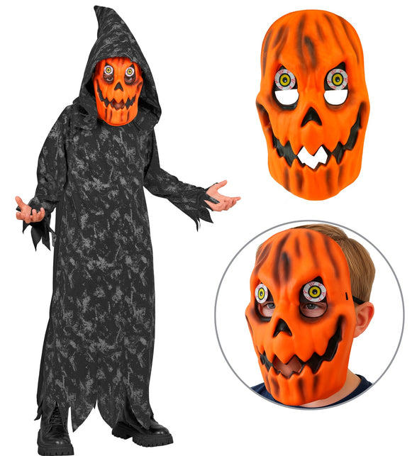 Oranje pompoenmasker met zwarte tanden en uitpuilende ogen, gedragen door jongen bij zwart gewaad