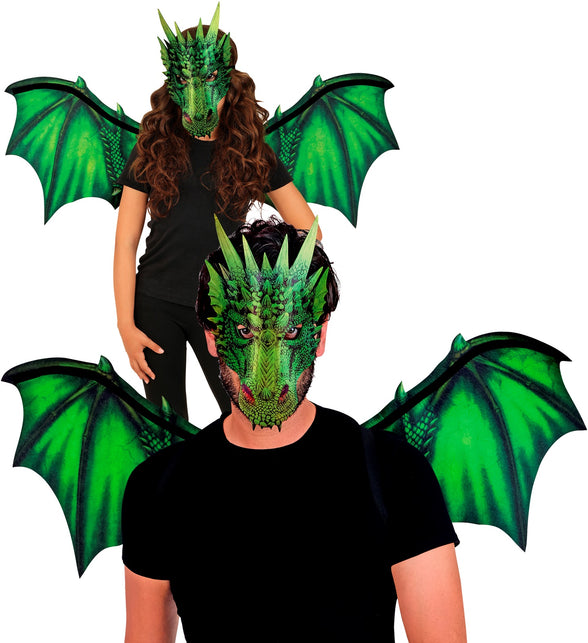 Drakenmasker met spitse hoorns gedragen door man en meisje met groene vleugels
