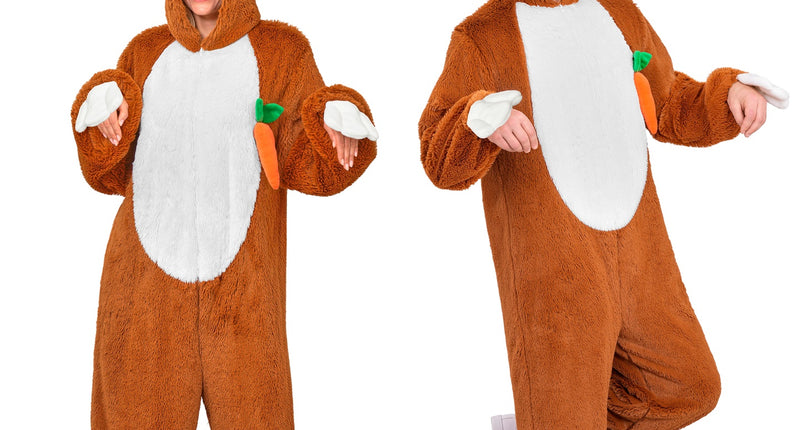 Konijnenpak volwassenen in bruin pluche met witte buik, wortel en konijnenmasker, gedragen door dame en heer