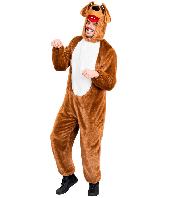 Bruine pluche hondenjumpsuit gedragen door heer, met hangende oren en rode tong op de capuchon