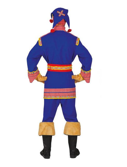 Achterkant van het blauwe laplander kostuum met geborduurd kruismotief op de muts en brede riem