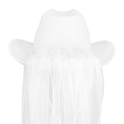 Achterkant van de cowboyhoed Bride gone wild met de geplooide witte sluier onder de rand