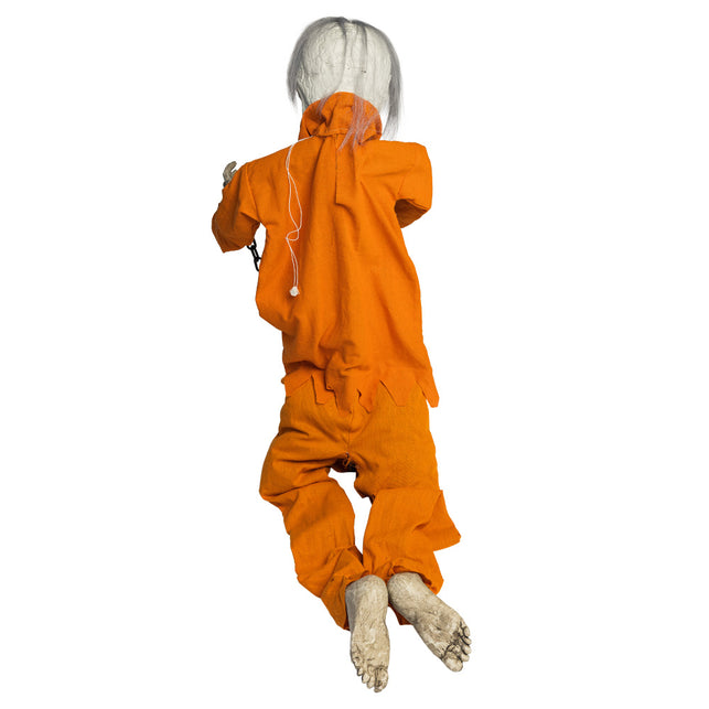 Achterkant van de Death prisoner met gerafelde oranje overall, grijs haar en blote voeten