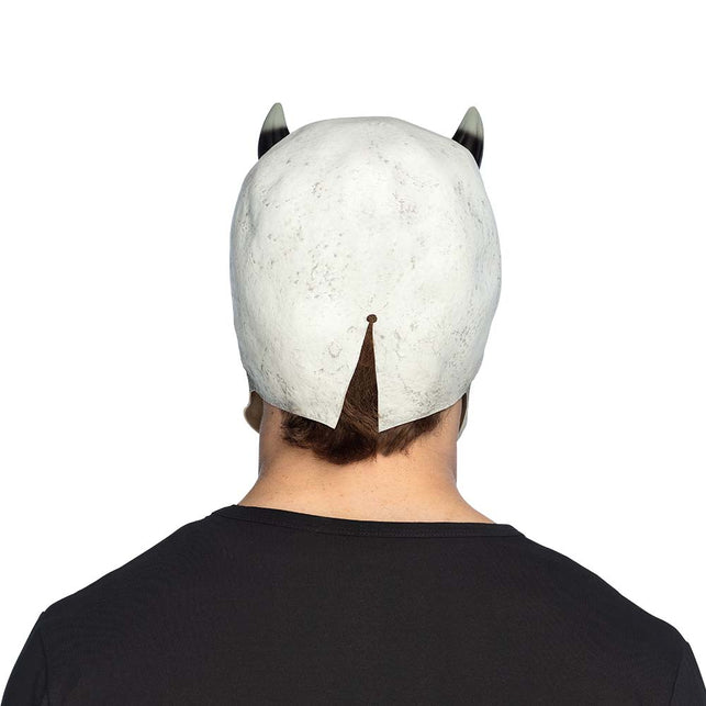 Achterkant van het duivel schedelmasker met witte kap en driehoekige uitsparing in de nek