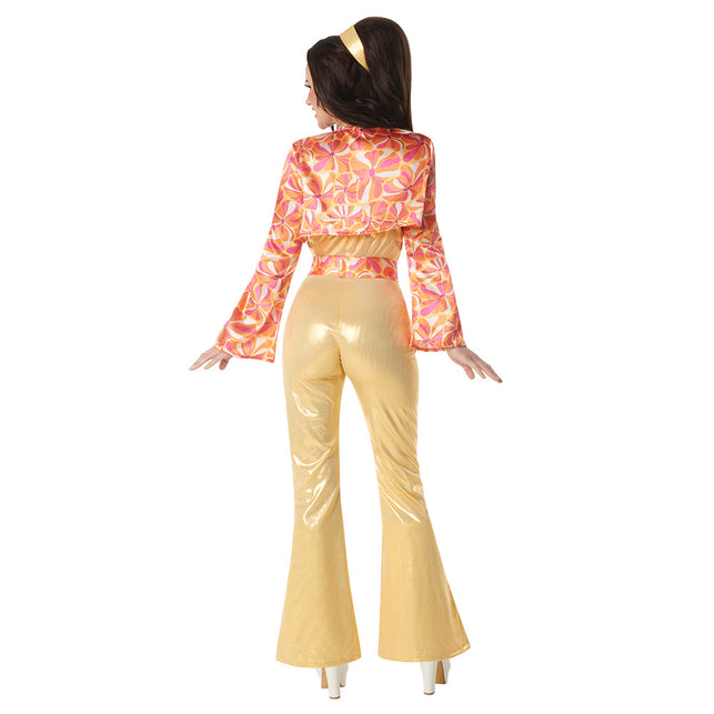 Achterkant van het funky queen kostuum met kort bloemengilet, wijde mouwen en gouden hoofdband